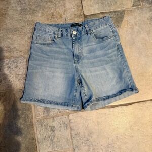 Poured in Blue Size 8 Stretch Jean Shorts – Mid Wash,‎ Super Soft Fit Flattering